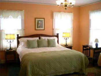 Oak Manor Inn Hartsville Exterior photo